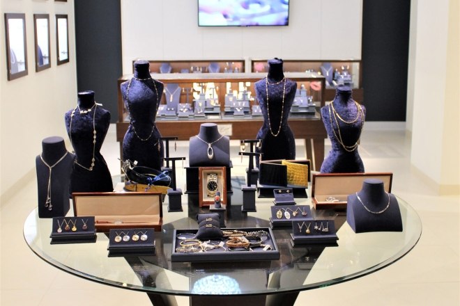 Bergio jewelry display